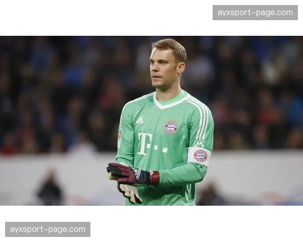 特写镜头：诺伊尔完成德甲第500次出场，赛后获颁纪念奖盘